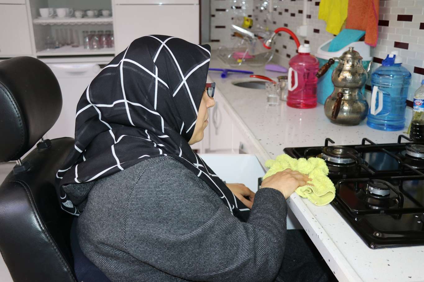 Engeline rağmen hayata tutunan kadının ibadet aşkı imrendiriyor